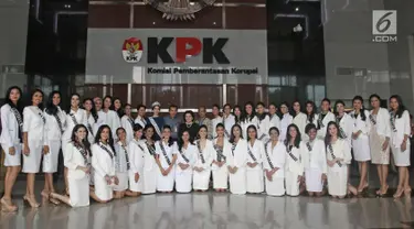 Puteri Indonesia Pariwisata 2017, Karina Nadila Niab bersama Wakil Ketua KPK Saut Situmorang serta para finalis Puteri Indonesia 2018 berfoto bersama seusai melakukan kunjungan di gedung KPK di Jakarta, Senin (5/3). (Liputan6.com/Herman Zakharia)