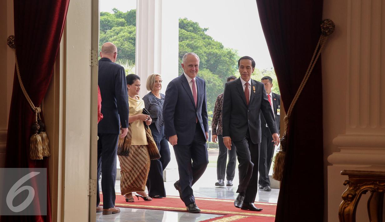 Presiden Joko Widodo bersama PM Australia, Malcolm Turnbull berjalan masuk kedalam Istana Merdeka, Jakarta, Kamis (12/11). Ini adalah kunjungan perdana Turnbull setelah terpilih menjadi PM Australia pada 14 September 2015. (Liputan6.com/Faizal Fanani)