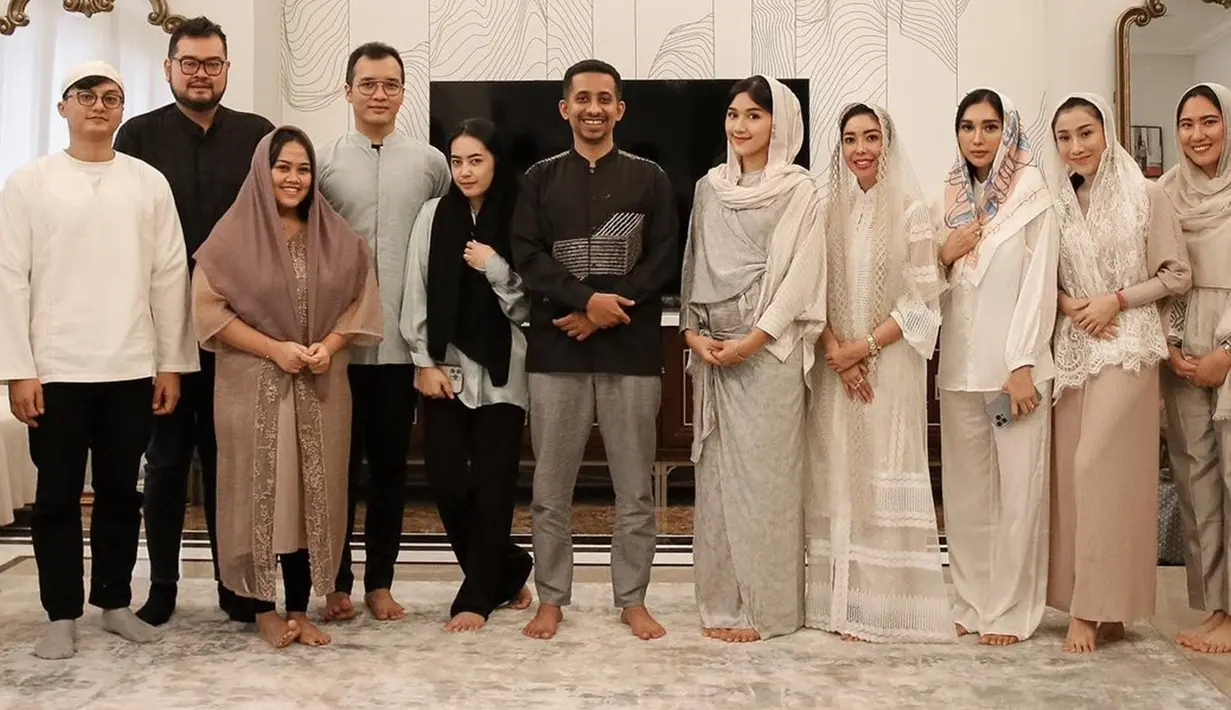 Sebelumnya, di postingan Erina tentang kajian mingguan bersama Habib Ja’Far dan buka bersama pada 27 Maret, ada beberapa netizen yang bubuhkan komentar karena salah fokus dengan perut Erina Gudono yang terlihat buncit. Jika diperhatikan sekilas, perut istri Kaesang Pangarep itu memang terlihat berisi. Masih menjadi tanda tanya soal kehamilan Erina, tak sedikit netizen yang penasaran. (Liputan6.com/IG/@erinagudono)