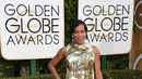 Regina King bisa saja menjadi pahlawan baru di film superhero Marvel dengan gaun berat berpayet karya Krikor Jabotian ini. Di mana jubah putih yang menjuntai dari lehernya memberi kesan agak aneh. (AFP/Bintang.com)