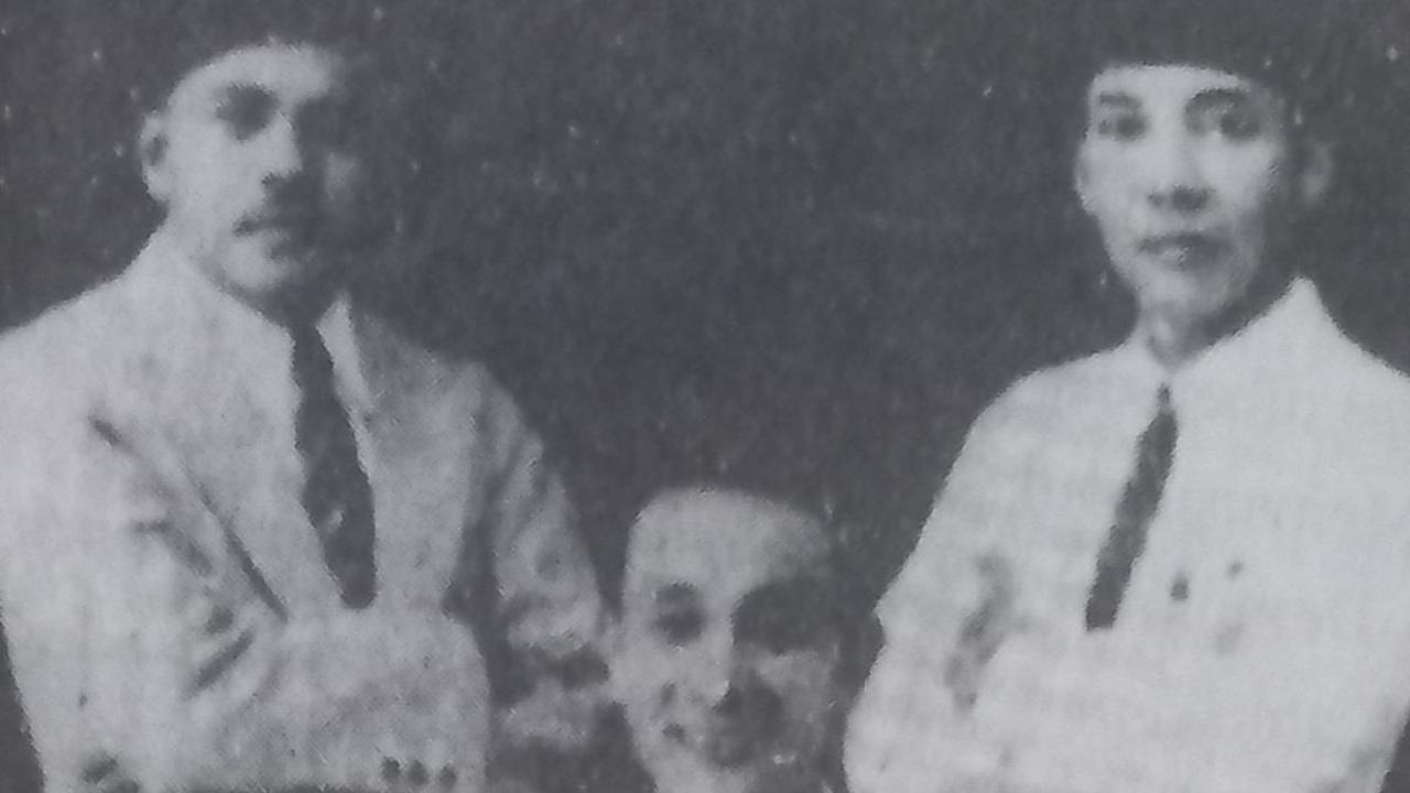 Foto Lawas Buya Hamka jadi Imam Salat Jenazah Soekarno, Aksinya Ditentang Teman karena Dituduh Pembunuh