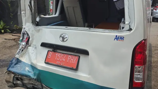 Kecelakaan beruntun melibatkan damkar hingga ambulans. (Dok. Istimewa)