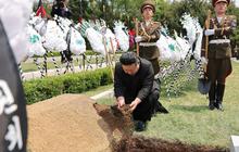 FOTO: Momen Kim Jong-un Berduka Saat Sosok Penting Korea Utara Meninggal Dunia, Antar Sampai Liang Pemakaman