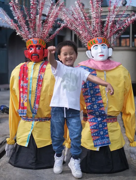 "Kalo ga diturunin suka tiba2 nemuin dia lagi nangis dikolong sofa “kangen ondel2..” gitu katanya.. Ya, sebahagia ini setiap ketemu...," tulis Zaskia Adya Mecca dalam unggahan 3 November 2020 lalu. [Instagram/zaskiadyamecca]