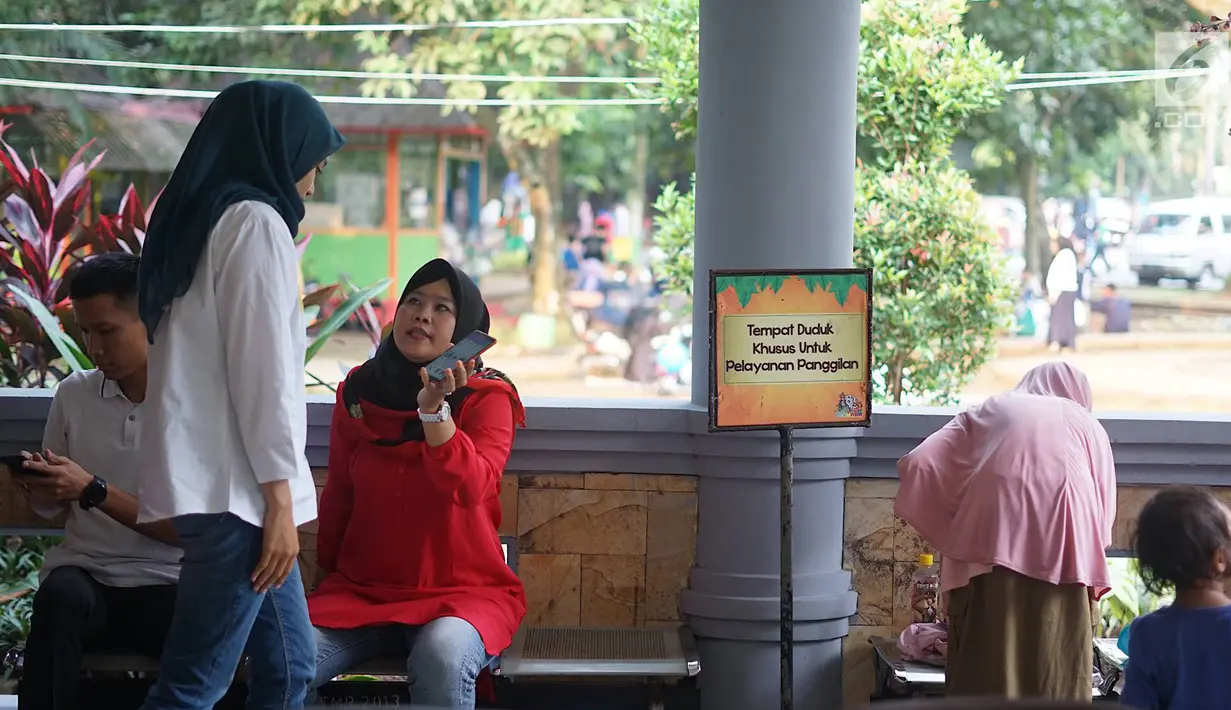 Seorang wanita membuat laporan di pusat informasi Taman Margasatwa Ragunan, Jakarta, Kamis (6/6/2019). Kurangnya pengawasan serta mawas diri, membuat banyak pengunjung yang memadati pusat informasi untuk mencari anggota keluarga serta barang berharga. (Liputan6.com/Immanuel Antonius)