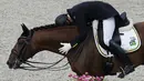 Joao Victor Marcari Oliva dari Brasil, memeluk Escorial Horsecampline saat berselebrasi setelah kompetisi Grand Prix dandanan Olimpiade Tokyo 2020 di Equestrian Park pada 24 Juli 2021, di Tokyo, Jepang. (AP Photo /Carolyn Kaster)