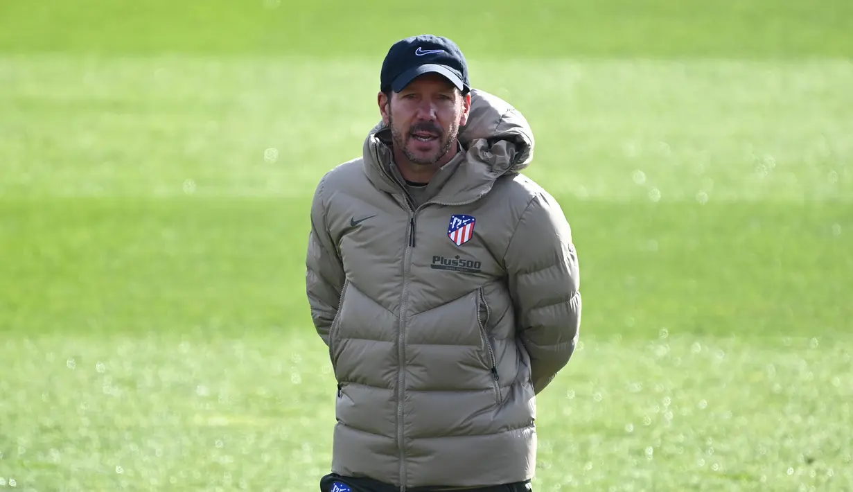 Pelatih Atletico Madrid, Diego Simeone, memperhatikan pemainnya saat sesi latihan di Estadio Wanda Metropolitano, Selasa (24/11/2020). Atletico Madrid akan menghadapi Lokomotiv Moscow pada laga matchday keempat Liga Champions. (AFP/Gabriel Bouys)