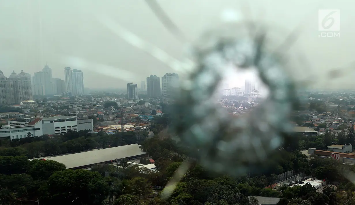 Kaca yang terkena peluru nyasar di lantai 16 nusantara I, Kompleks Parlemen MPR/DPR-DPD, Jakarta, Selasa (16/10). Peluru nyasar menembus ruang anggota Komisi III DPR dari Fraksi Partai Golkar Bambang Hari Purnomo di lantai 13. (Lipiutan6.com/Johan Tallo)