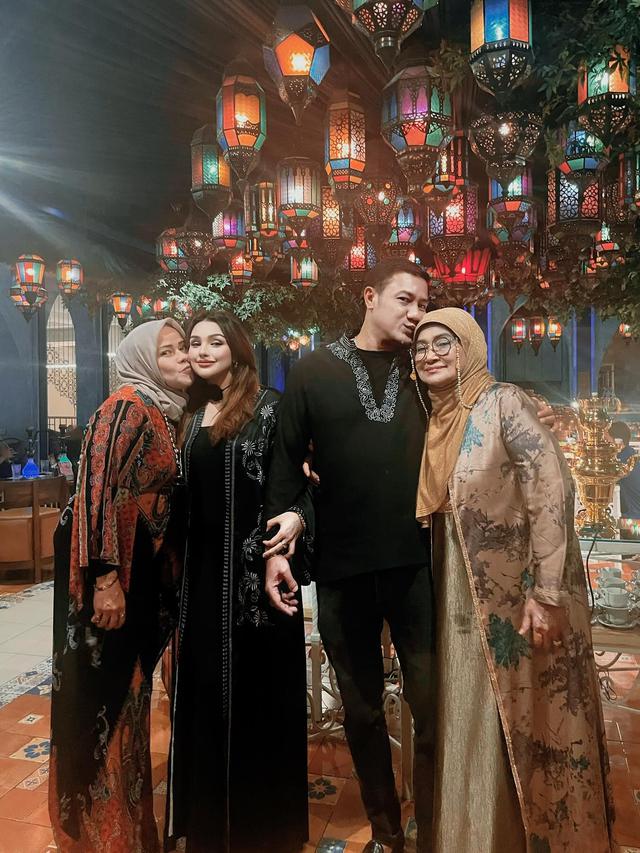 7 Potret Nurah Syahfirah dan Teuku Rafly Rayakan 11 Tahun Pernikahan Bersama Keluarga