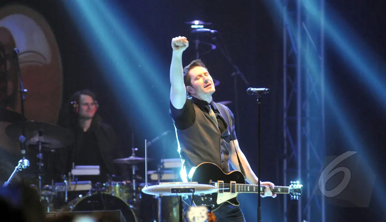 Aksi Owl City yang sukses membuat penonton terlarut dalam konser bertajuk 'Owl City Indonesian Tour 2015', di Rolling Stone Cafe, Jakarta, Senin (11/5/2015). (Liputan6.com/Panji Diksana) 
