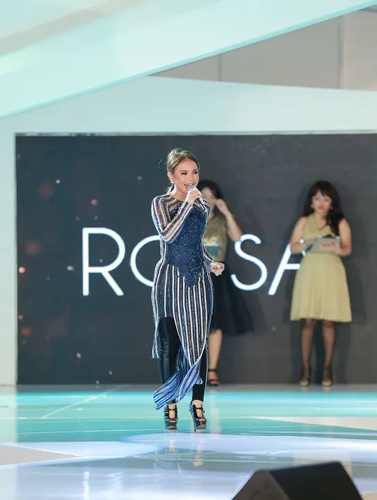 Selain Rossa, dalam perayaan ulang tahun Lippo Mall Kemang juga turut menampilkan artis lainnya seperti AMPM, 5 Romeo dan Alika di konser fashion. (Galih W. Satria/Bintang.com)