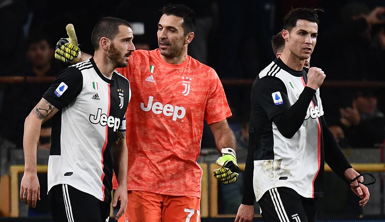 Pemain Juventus, Leonardo Bonucci, Gianluigi Buffon dan Cristiano Ronaldo merayakan kemenangan atas Sampdoria pada laga Serie A 2019 di Stadion Luigi Ferraris, Rabu (18/12). Juventus menang 2-1 atas Sampdoria. (AFP/Marco Bertorello)