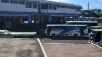 Volume penumpang bus di terminal Arjosari masih normal seperti hari sebelumnya, tidak ada lonjakan signifikan arus mudik. (Liputan6.com/Zainul Arifin).