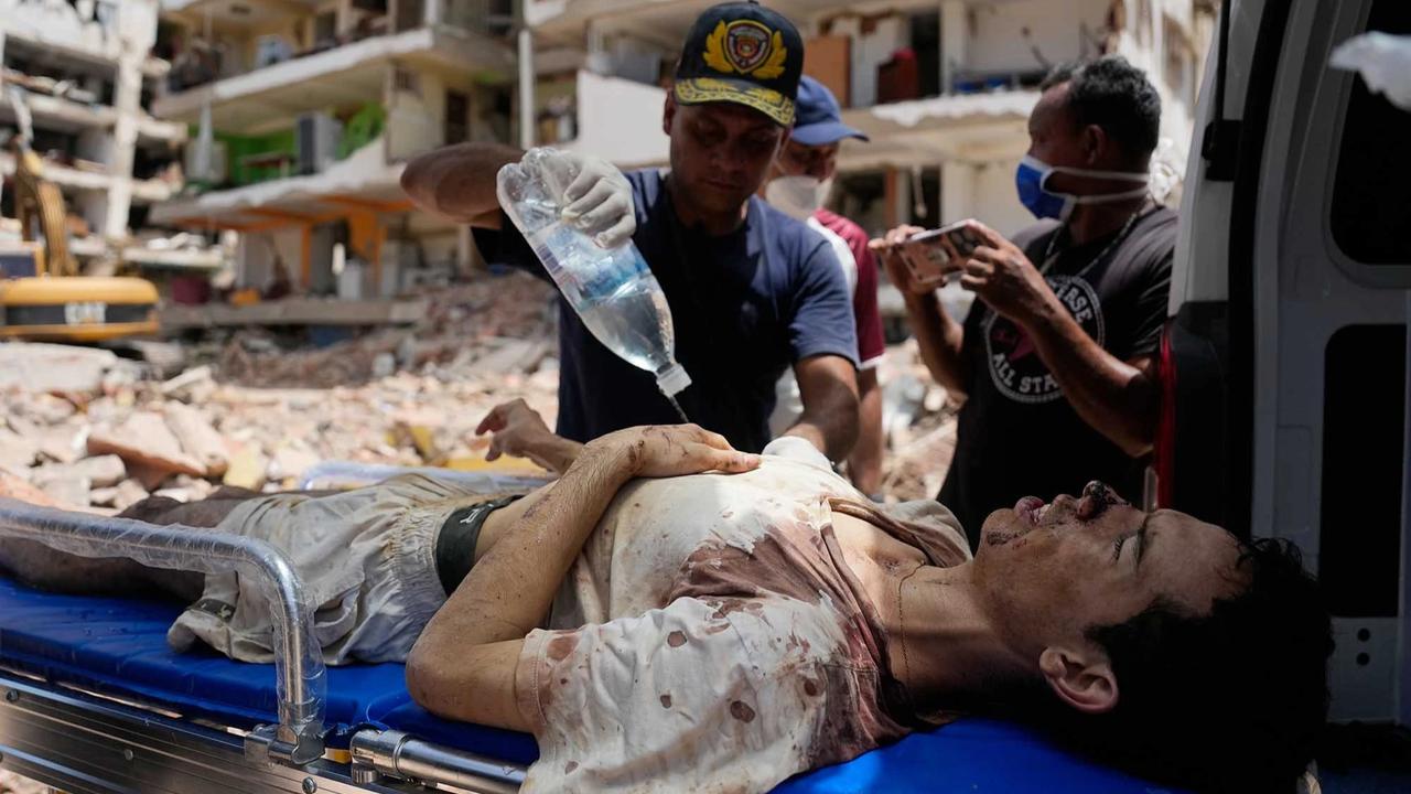 FOTO: Penyelamatan Dramatis Korban Selamat Setelah Dua Hari Tertimbun Gempa Venezuela