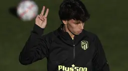 Gelandang Atletico Madrid, Joao Felix saat mengikuti latihan tim di Majadahonda, pinggiran Madrid, Spanyol, Senin (26/10/2020). Atletico Madrid akan bertanding melawan Salzburg pada grup A Liga Champions. (AP Photo/Manu Fernandez)