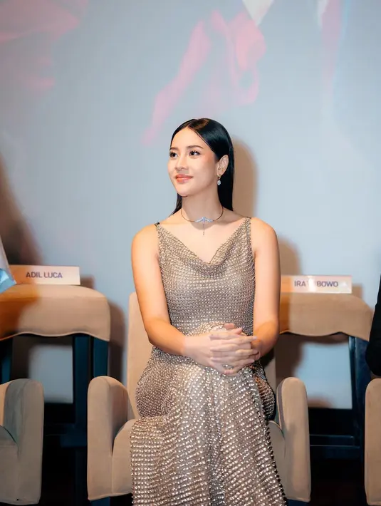 Makeup yang tak berlebihan dan gaya rambut sleek yang dibiarkan tergerai semakin menyempurnakan penampilan Anya Geraldine di sini. [Foto: Instagram/anyageraldine]