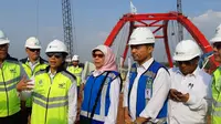 Menteri Rini meninjau dua ruas tol Trans Jawa yang pengerjaannya akan rampung akhir 2018. (Foto: Kementerian BUMN)