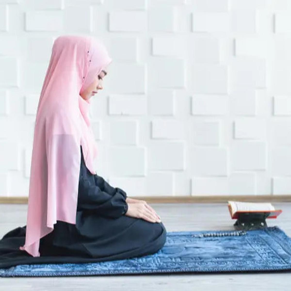 Pakaian Terbaik Perempuan untuk Sholat di Rumah, Ini Penjelasan Ustaz Adi Hidayat