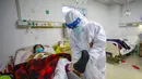 Dokter memeriksa kondisi pasien kritis virus corona atau COVID-19 di Rumah Sakit Jinyintan, Wuhan, Provinsi Hubei, China, Kamis (13/2/2020). Data terbaru tanggal 14 Februari 2020 menunjukkan jumlah korban tewas akibat virus corona mendekati angka 1.500. (Chinatopix Via AP)