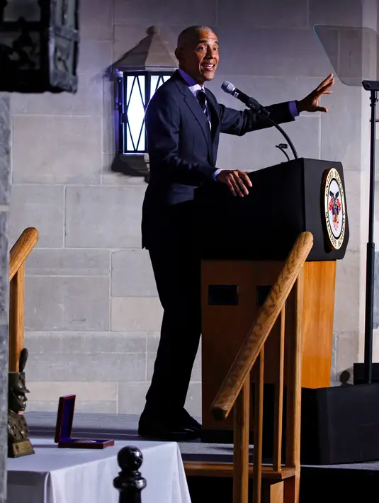 Obama menambahkan bahwa ia telah lama menjadi pendukung misi West Point dan selalu mengagumi para pemimpin berkarakter yang telah dihasilkannya. (KENA BETANCUR/AFP)