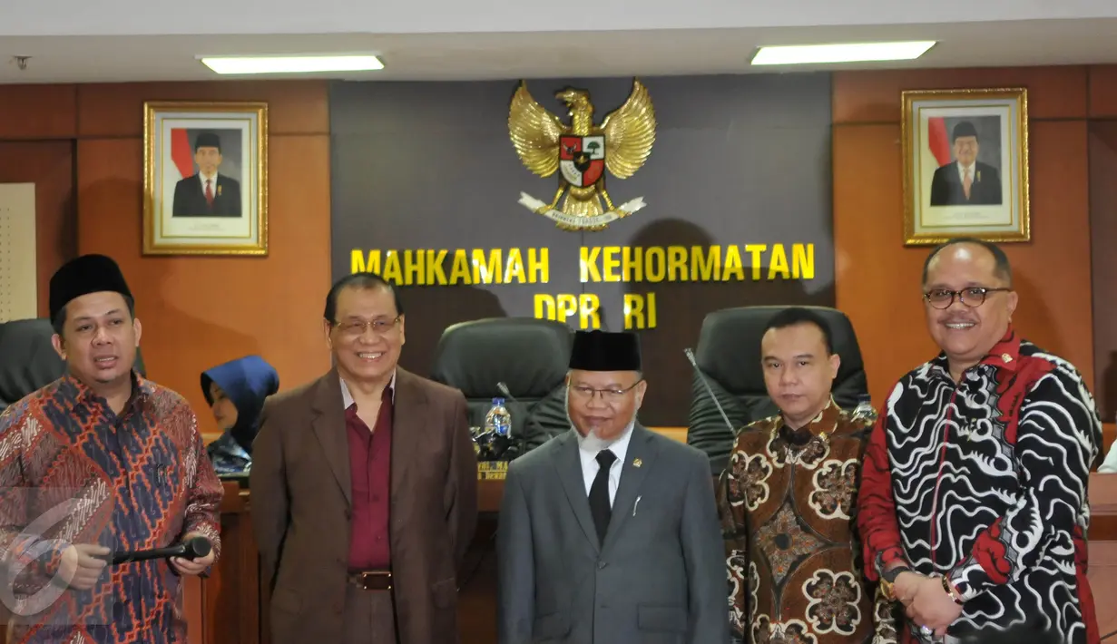 Ketua MKD DPR RI Surahmah Hidayat (tengah) bersama Wakil Ketua MKD baru dari F-Golkar Kahar Muzakir (kedua kiri) usai pelantikan Kahar yang menggantikan Hardi Soesilo di Kompleks Parlemen Senayan, Jakarta, Senin (30/11). (Liputan6.com/Johan Tallo)