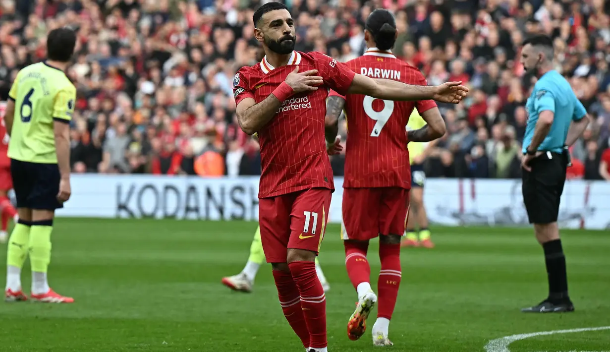 Empat menit berselang, Liverpool berbalik unggul lewat eksekusi penalti Mohamed Salah. (Paul ELLIS/AFP)