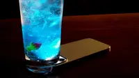 Inovasi "Smartphone-Fasting Glass" di restoran Futago cegah pengunjung bermain ponsel. (Dok. Twitter/@foodhackglobal)