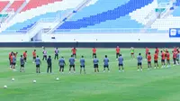 Tim Persik memanjatkan doa bagi korban tragedi Kanjuruhan sebelum latihan resmi menghadapi Arema FC. (Bola.com/Gatot Sumitro)