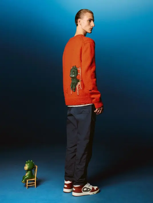 Koleksi Otani Workshop telah tersedia di butik Dior seluruh dunia pada 4 Januari dengan harga mulai Rp16 jutaan hingga Rp51 jutaan. Bagaimana menurutmu Sahabat Fimela, tertarik ingin memilikinya? [Dok/Dior]