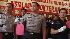 Kapolres Metro Jakarta Barat Kombes Pol Hengki Haryadi menunjukkan barang bukti pengungkapan kasus begal sepeda motor bersenjata api di RS Polri Kramat Jati, Jakarta, Selasa (20/2). (Liputan6.com/Immanuel Antonius)