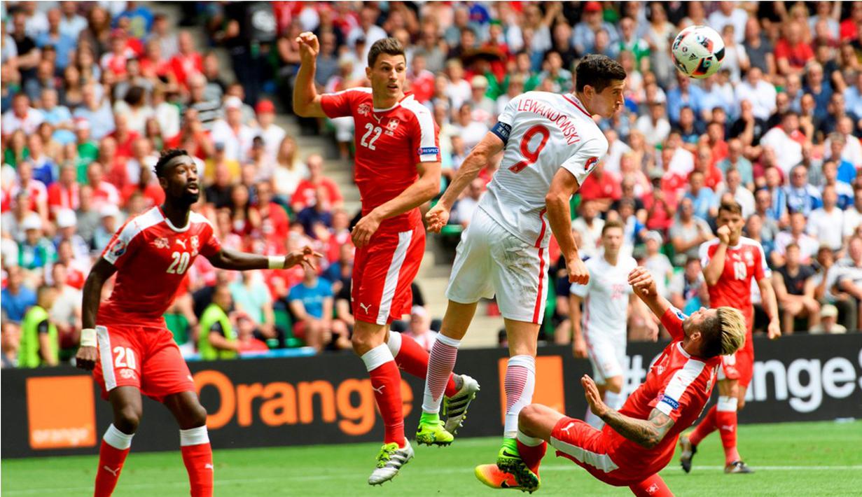 Perebutan bola antara pemain Polandia dan pemain Swiss pada babak 16 besar Piala Eropa 2016 di Stade Geoffroy-Guichard, Saint-Etienne, (25/6/2016). (EPA/Jean-Christophe Bott)