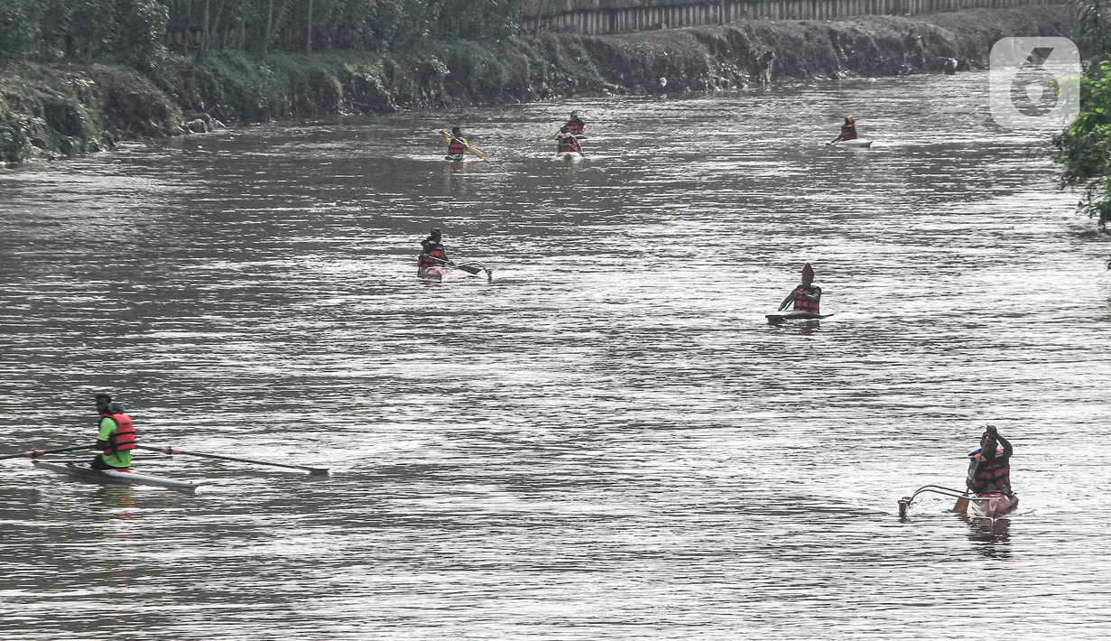 Peserta menyusuri Sungai Ciliwung saat mengikuti Festival Dayung Ciliwung, Jakarta, Minggu (4/12/2022). Festival Dayung Ciliwung digelar untuk pemanasan pra-Kejurnas Dayung 2022 sekaligus percontohan pengelolaan sungai di Indonesia. (Liputan6.com/Faizal Fanani)