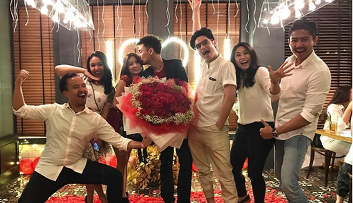 Stella mengaku terkejut dengan lamaran itu. Apalagi ia melihat tidak ada yang mencurigakan. Meski begitu, ia tidak bisa menutupi kebahagiaan bertepatan dengan Hari Natal tersebut. (Instagram/fnspropose)