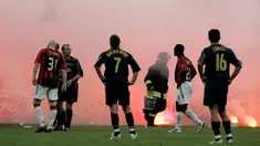 AC Milan dan Inter Milan kembali akan bertemu pada fase gugur Liga Champions 2022/2023 tepatnya di babak semifinal. Kepastian tersebut didapat setelah keduanya mampu memenangi laga perempatfinal atas lawan-lawannya. Dalam sejarah Liga Champions, AC Milan dan Inter Milan tercatat pernah dua kali bertemu di fase gugur dengan hasil dua kali kemenangan untuk AC Milan, salah satunya dihentikan wasit. Yuk simak kedua pertemuan tersebut. (AFP/Filippo Monteforte)