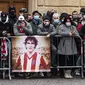 Pendukung memberikan penghormatan kepada mendiang pemain sepak bola Italia Paolo Rossi selama pemakamannya di luar Katedral Santa Maria Annunciata di Vicenza, Italia (12/12/2020). Paolo Rossi meninggal di usia 64. (AFP/Marco Bertorello)