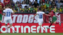Pemain Portugal Gonçalo Guedes mencetak gol ke gawang Republik Ceko pada pertandingan sepak bola UEFA Nations League di Stadion Jose Alvalade, Lisbon, Portugal, 9 Juni 2022. Portugal menang 2-0. (AP Photo/Armando Franca)