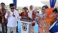 Ketua Umum PP IGTKI Nur Sriyati menyampaikan aspirasi kepada Ketua DPD RI, AA LaNyalla Mahmud Mattalitti yang hadir dalam acara Hari Ulang Tahun ke-73 IGTKI di Monas, Jakarta Pusat. (Dok DPD RI)