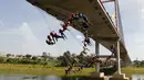 Ratusan orang menggunakan seutas tali melompat dari jembatan berketinggian 30 meter di Hortolandia, Brasil, Minggu (10/4). Sebanyak 149 orang mencoba membuat rekor dunia dengan melompat bersama dari atas jembatan. (REUTERS/Paulo Whitaker)