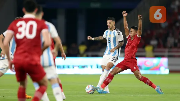 <p>Pemain Timnas Argentina,&nbsp;Leandro Paredes, berebut bola dengan pemain Timnas Indonesia, Dimas Drajad&nbsp;(kanan)&nbsp;dalam pertandingan FIFA Matchday 2023 di Stadion Utama Gelora Bung Karno, Jakarta, Senin (19/6/2023). (Bola.com/Bagaskara Lazuardi)</p>
