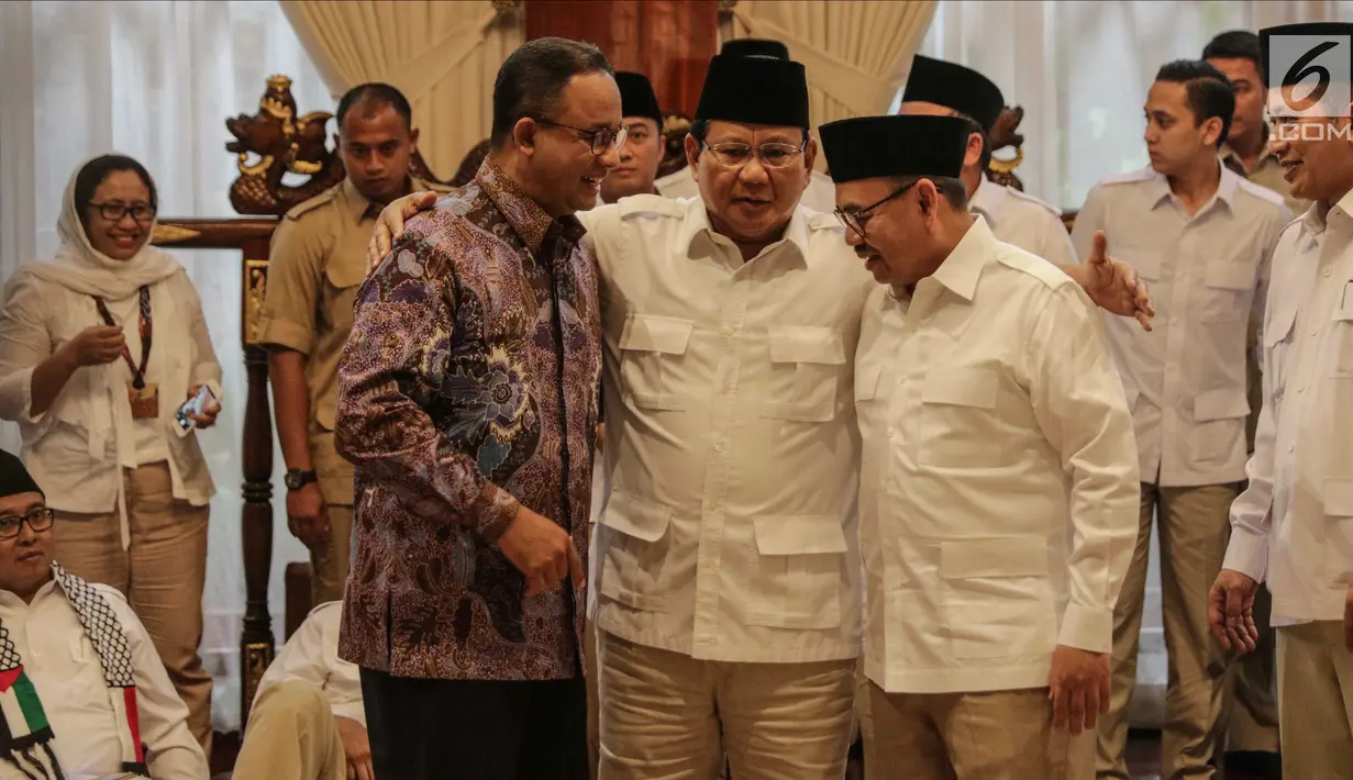 Ketua Umum Partai Gerindra Prabowo Subianto (kedua kiri) bersama Gubernur DKI Jakarta, Anies Baswedan (kiri), Sudirman Said (kedua kanan) saat mengumumkan calon Gubernur Jawa Tengah di Rumah Kertanegara, Jakarta, Rabu (13/12). (Liputan6.com/Faizal Fanani)