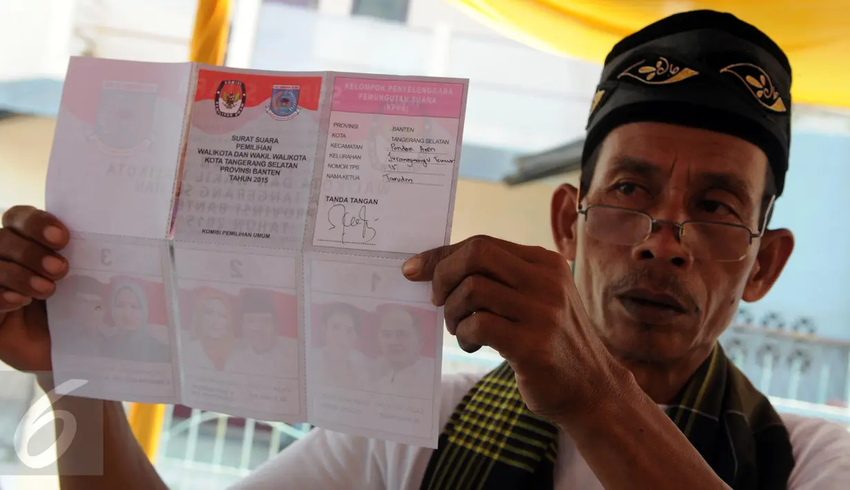 Panitia TPS 015 Jurangmangu Timur mengeluarkan surat suara dari kotak untuk dilakukan penghitungan di Tangerang Selatan, Banten, (9/12). Calon Walikota Tangerang Selatan, Airin Rachmi Diany Mendominasi suara dengan jumlah 212. (Liputan6.com/Helmi Afandi)