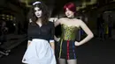 Olivia Alicandri dan Olivia Viteznik mengenakan kostum Magenta dan Columbia, kedua karakter dari Rocky Horror Picture Show pada hari   kedua New York Comic Con di   Manhattan, New York, Jumat   (9/10/2015). (REUTERS/Andrew Kelly)
