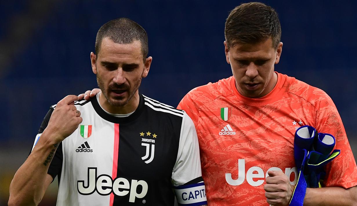Bek Juventus, Leonardo Bonucci dan kiper Juventus, Wojciech Szczesny, tampak kecewa usai timnya kalah saat menghadapi AC Milan pada laga lanjutan Serie A di San Siro, Rabu (8/7/2020) dini hari WIB. Juventus kalah 2-4 atas AC Milan. (AFP/Miguel Medina)