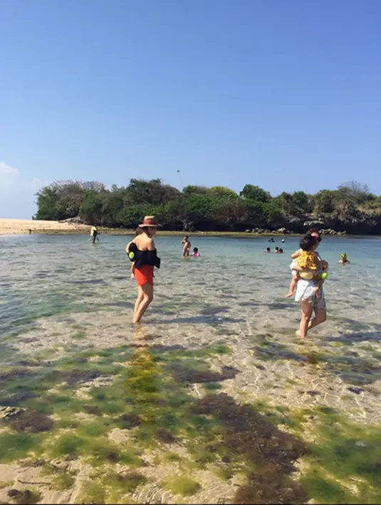 Ayu Ting Ting menghabiskan waktu liburan ke pantai bersama Jessica Iskandar. Ibu-ibu muda ini tak lupa mengajak buah hati mereka, Bilqis Khumaira Razak dan  El Barack Alexander. (via instagram/@jedarcantik)