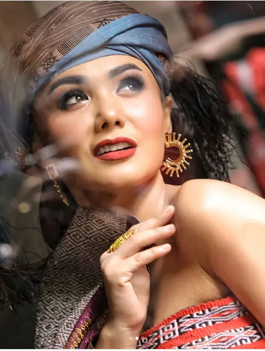 Penyanyi berusia 45 tahun itu dikenal awet muda. Memiliki tubuh mungil dan cantik. Penampilannya sering kali menjadi perhatian banyak netizen. Begitu juga saat menggunakan ulos Batak karya Merdi Sihombing. (Instagram/yunishara36)