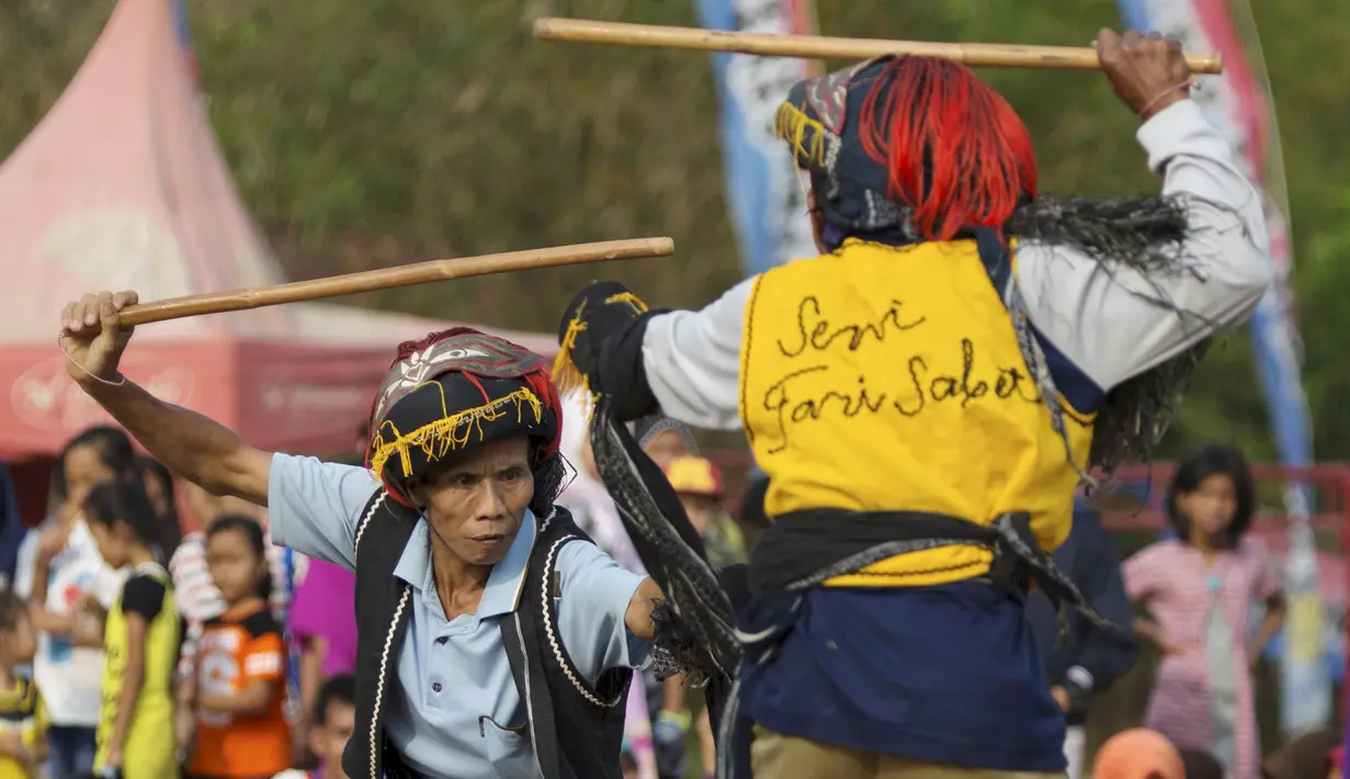 Dua orang warga melakukan ritual 'Ujungan' atau tari sabet untuk meminta hujan di Desa Karang Jati, Banjarnegara, Jateng, Jumat (23/10). 'Ujungan' adalah pertarungan rotan antara dua orang yang merupakan ritual untuk meminta hujan. (REUTERS/Nicholas Owen)