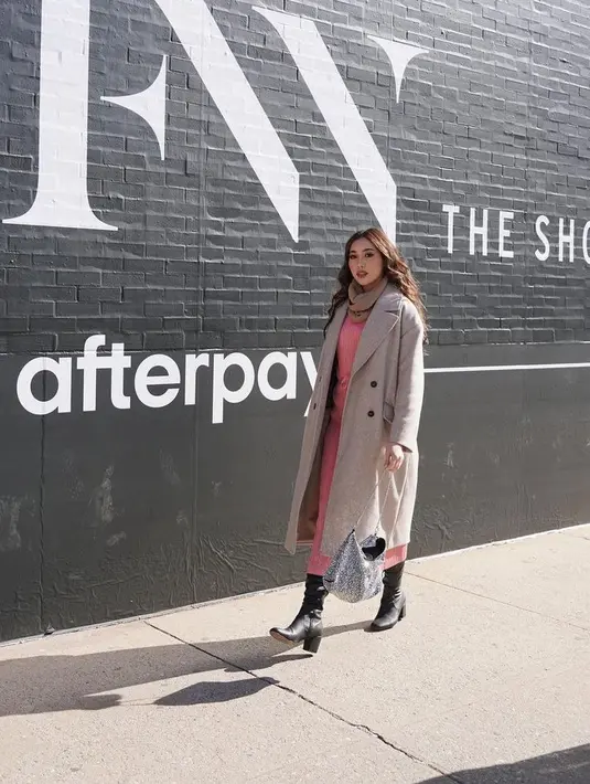 Putri Indonesia 2022 Laksmi de Neefe hadiri show batik trusmi berbalut knit dress dan long coat. [@laksmideneefe].