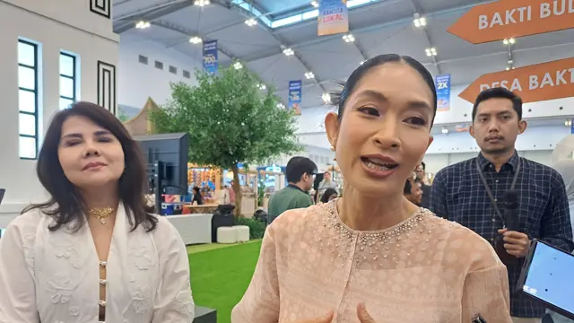 Happy Salma bersama Susanti Nurmalawati selaku SVP Coorporate Communications BCA