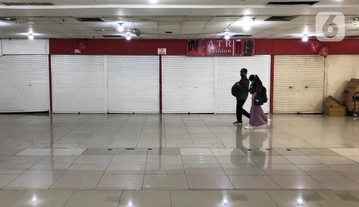 Pengunjung melintas di kawasan Blok M Mall, Jakarta Selatan, Kamis (26/11/2020). Sebagian besar lapak pedagang juga tutup akibat sepinya pembeli. (Liputan6.com/Immanuel Antonius)