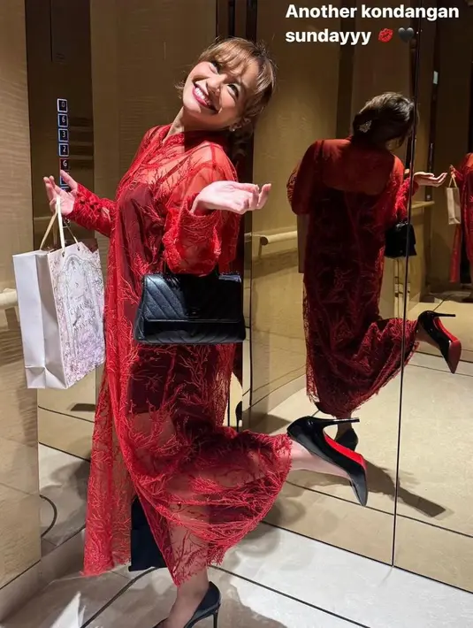 Di samping Randy, terlihat Amel Carla yang mengenakan lace dress transparan warna merah yang memperlihatkan mini dress hitamnya. [@amelcarla].